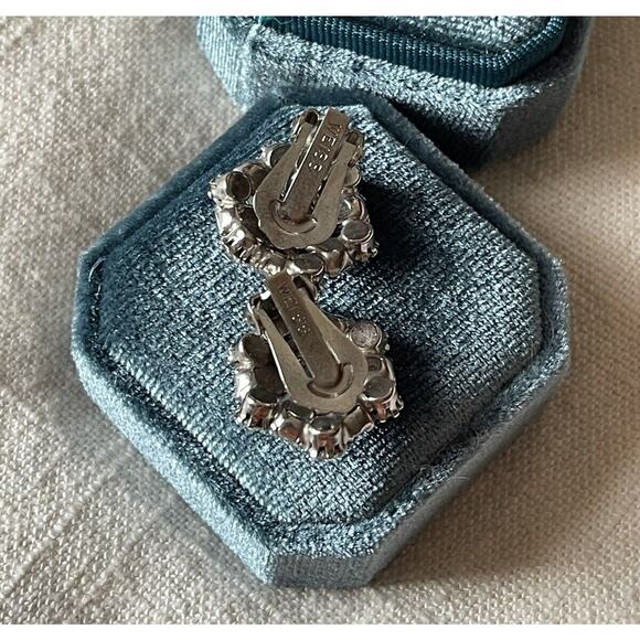 Vintage 50s WEISS Snowflake Clear Rhinestone Earrings Clip Back Prong Set Signed - Picture 9 of 9